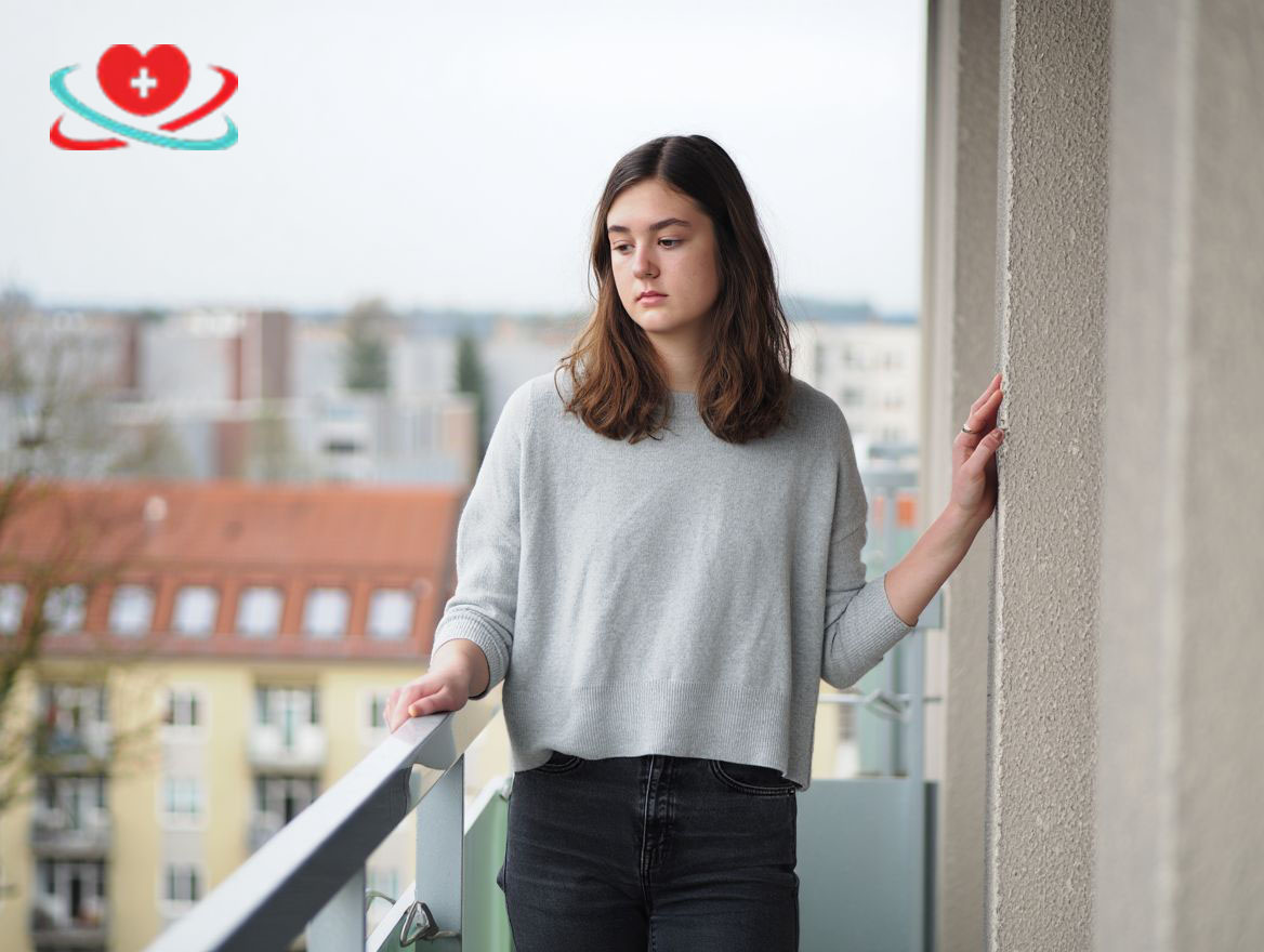 Девушка стоит на балконе